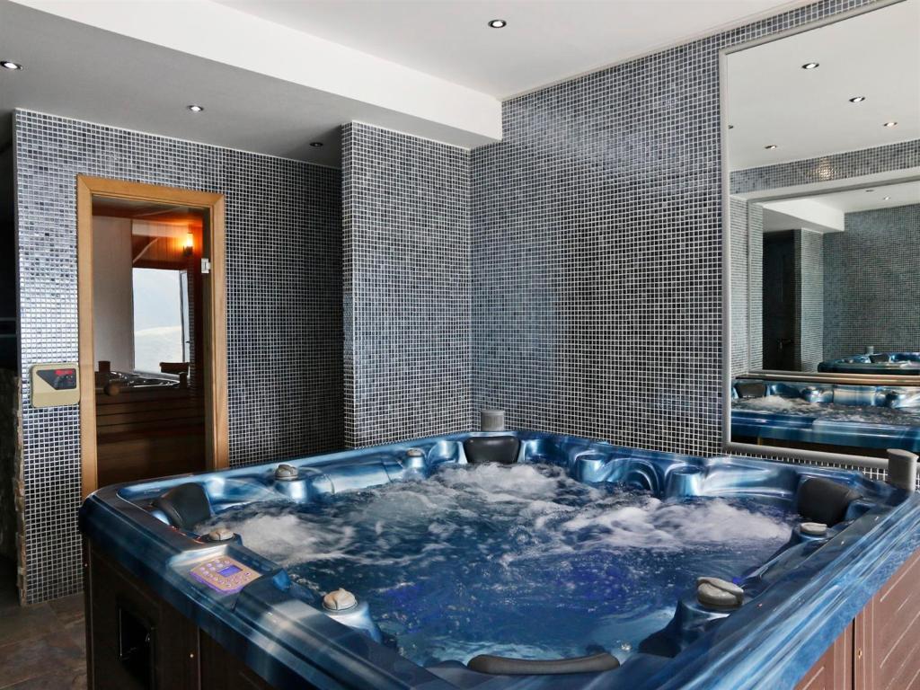 Hotel Club-2100 กูเดาริ ภายนอก รูปภาพ
