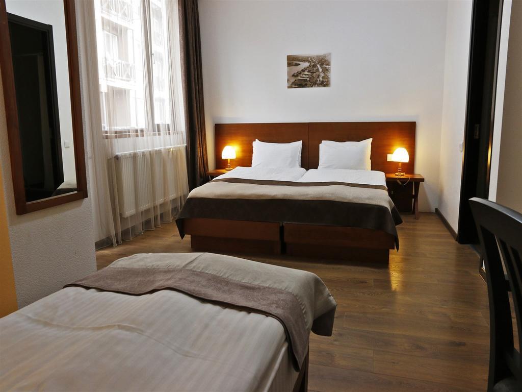 Hotel Club-2100 กูเดาริ ห้อง รูปภาพ
