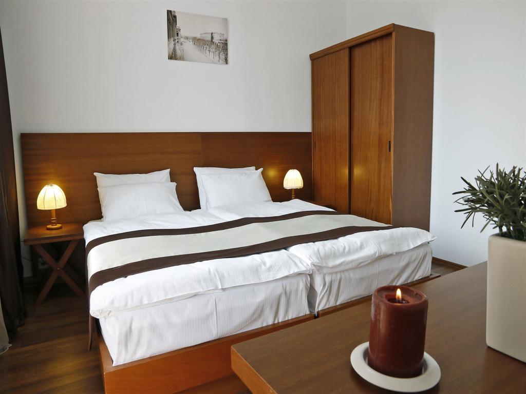 Hotel Club-2100 กูเดาริ ห้อง รูปภาพ