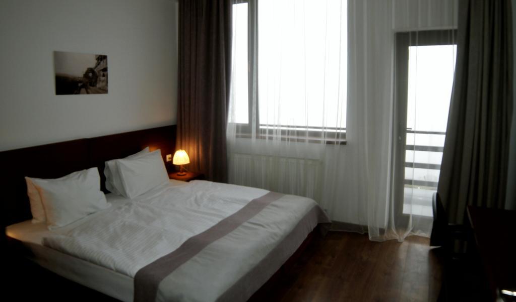 Hotel Club-2100 กูเดาริ ภายนอก รูปภาพ
