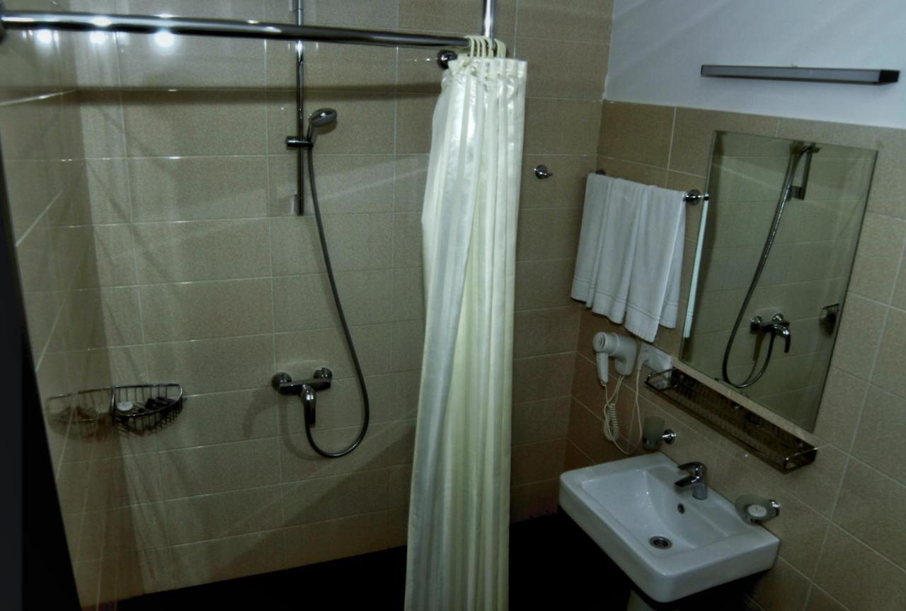 Hotel Club-2100 กูเดาริ ภายนอก รูปภาพ